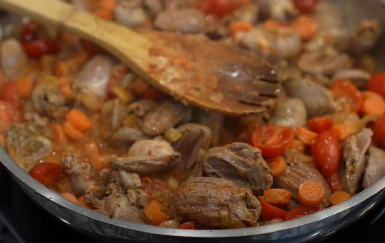 Сытно и просто: рецепт жаркого с утиными сердцами и овощами